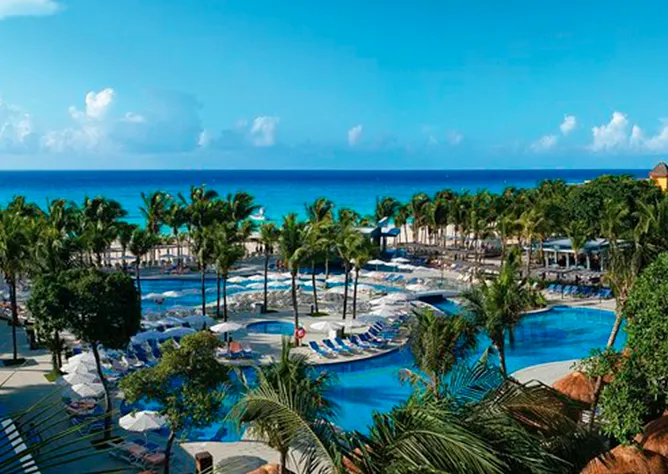 Recreation areas in a vibrant hotel just minutes from the dental office. Ideal for combining quality dental care and a relaxing vacation.
