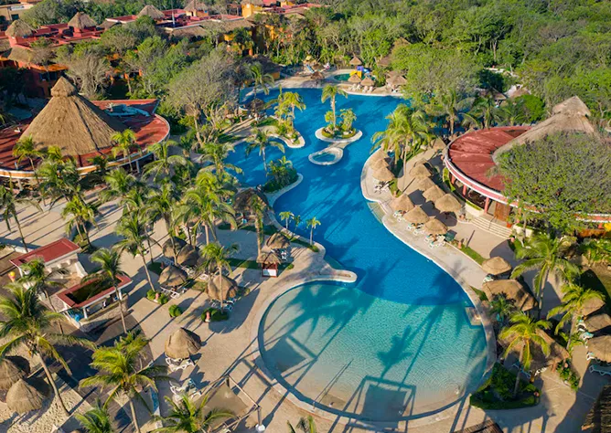 Main pool of a spacious resort offering top-tier amenities. The perfect stay for extended oral rehabilitation trips and absolute relaxation.