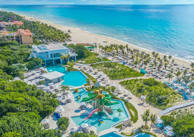 Expansive beach club and relaxation areas in a mid-range complex. Strategic and high-value lodging for your aesthetic dental trip.