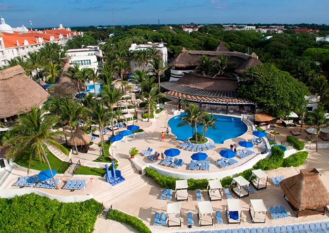 All-inclusive beachfront hotel with easy access to the dental clinic. Comfortable lodging for a peaceful recovery accompanied by a tropical breeze.