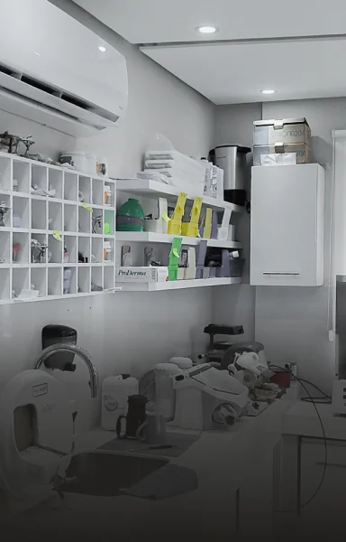 In-house dental laboratory at Smile Makeover Playa del Carmen providing faster crown fabrication.