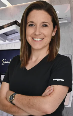 Dr. Alejandra smiling in the Smile Makeover Playa del Carmen clinic