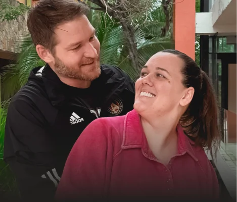 Satisfied patients smiling after receiving expert dental care, including root canal treatment, at SmileMakeover Playa del Carmen Dental.